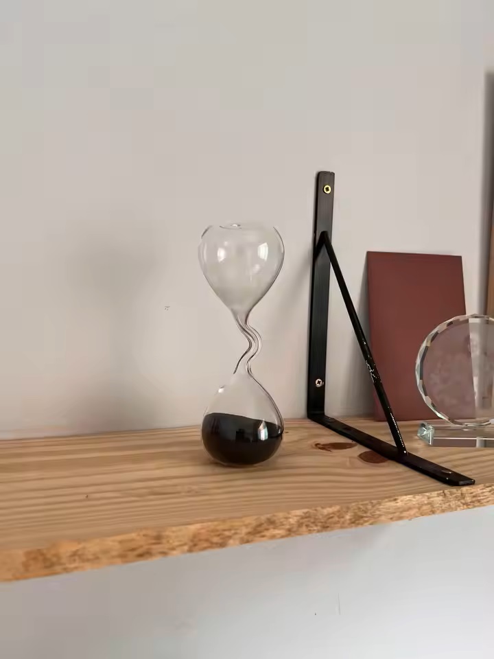 Interior Design Years Of School - Czarna klepsydra o nowoczesnym designie, akcesoria